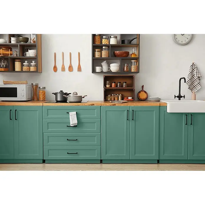 Caleo Color Buntlack Elbling - Elbling, Seidenmatt, 0,15 l, Wasserbasiert - Moderne Küche mit grünen Unterschränken, Holz-Arbeitsplatten und Kochgeräten.