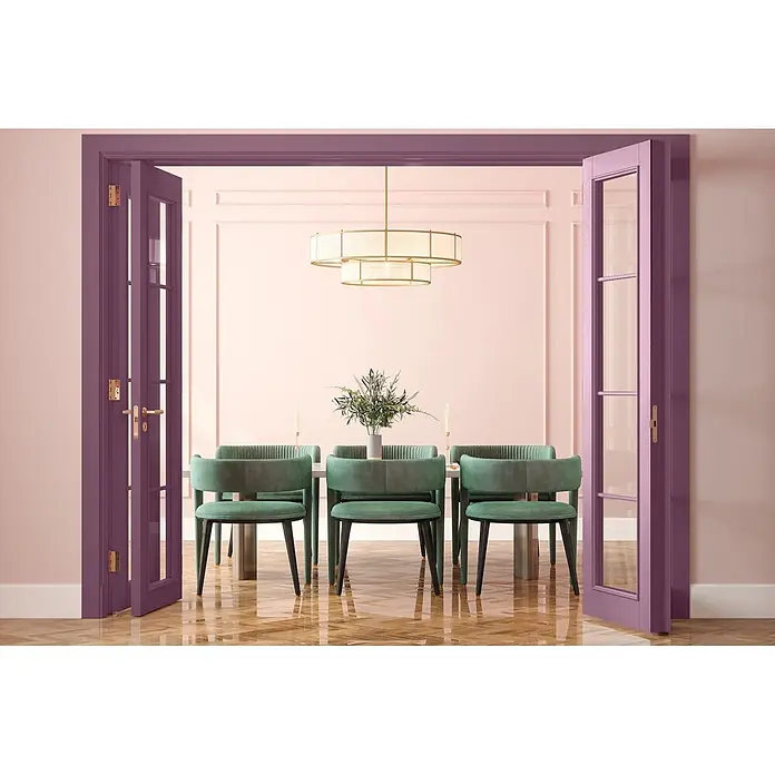 Caleo Color Buntlack Heidekraut - Heidekraut, Seidenmatt, 0,68 l, Wasserbasiert - Violette Doppeltüren mit Glasscheiben und goldenen Beschlägen öffnen sich zu einem Esszimmer mit grünen Stühlen und Kronleuchter.