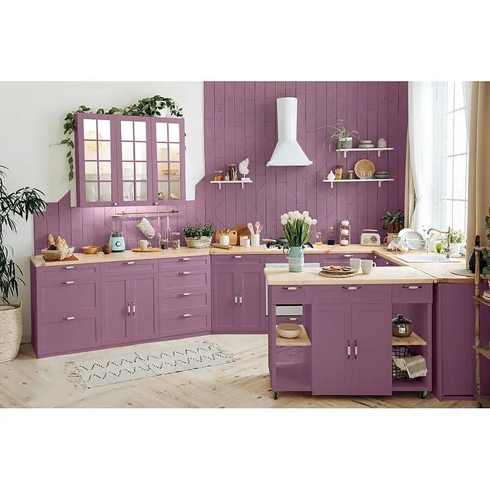 Caleo Color Buntlack Heidekraut - Heidekraut, Seidenmatt, 0,68 l, Wasserbasiert - Violette Küchenschränke mit hellen Holzplatten und passendem Strukturspritzschutz.