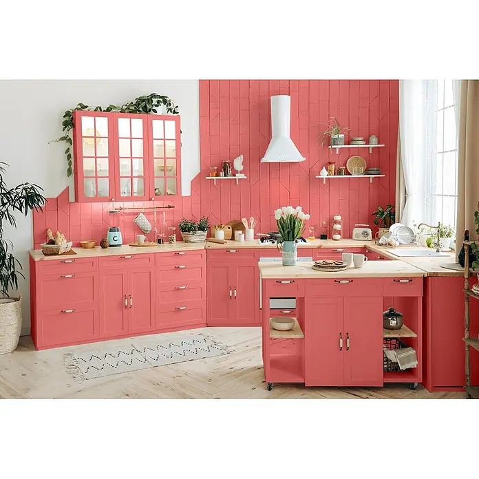 Caleo Color Buntlack Mohnblume - Mohnblume, Seidenmatt, 0,68 l, Wasserbasiert - Moderne korallenrosa Küche mit Holzschränken und Insel, mit einer strukturierten Rückwand.