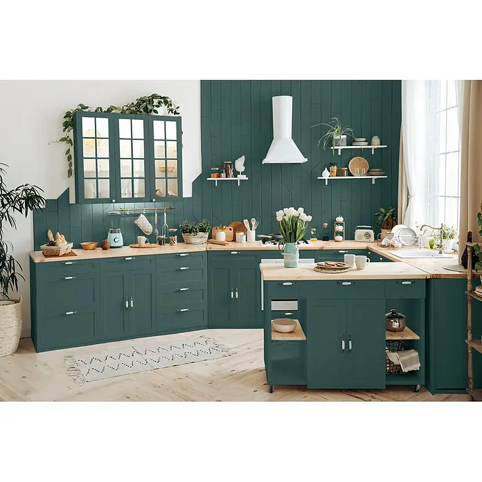Caleo Color Buntlack Waldspaziergang - Waldspaziergang, Seidenmatt, 0,68 l, Wasserbasiert - Eine geräumige, moderne Küche mit dunkelgrünen Schränken und hellen Holzarbeitsplatten, U-förmig angeordnet mit einer zentralen Insel.