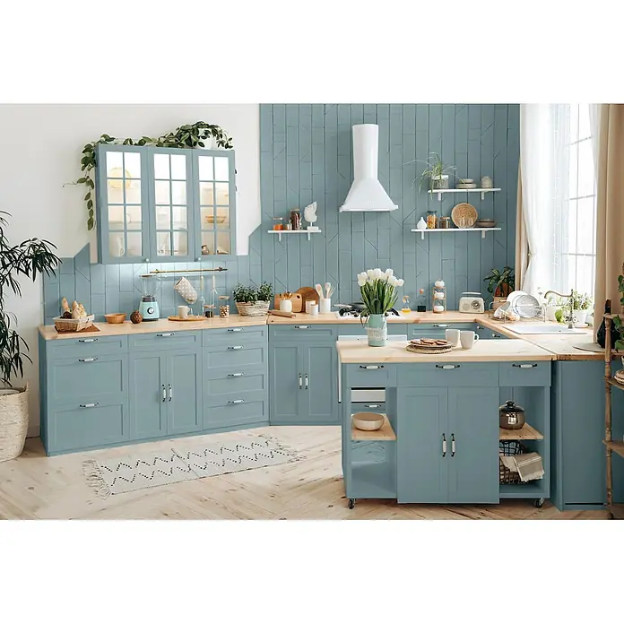 Caleo Color Buntlack Traumsand - Traumsand, Seidenmatt, 0,15 l, Wasserbasiert - Eine gemütliche Küche mit hellblauen Schränken und warmen Holz-Arbeitsplatten, die einen hellen, einladenden Raum schafft.