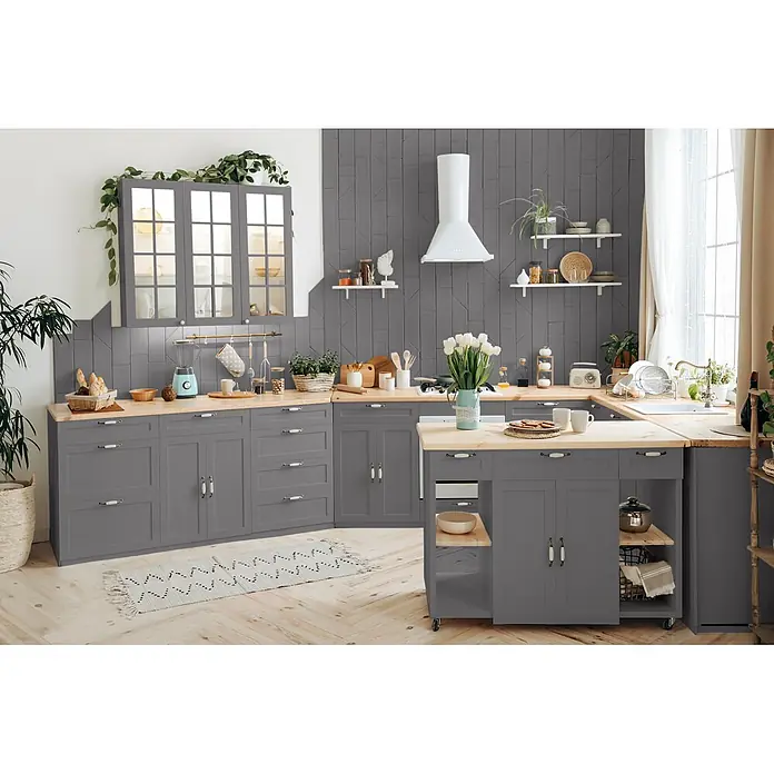 Caleo Color Buntlack Winternacht - Winternacht, Seidenmatt, 0,68 l, Wasserbasiert - Eine moderne Küche mit grauen Schränken, hellen HolzArbeitsplatten und einer Insel, mit grau gemusterter Rückwand und weißen Geräten.