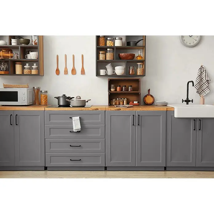 Caleo Color Buntlack Winternacht - Winternacht, Seidenmatt, 0,68 l, Wasserbasiert - Moderne Küche mit grauen Schränken, Holztheken und offenen Regalen. Spüle, Herd, Mikrowelle und geordnete Küchenartikel sind vorhanden.