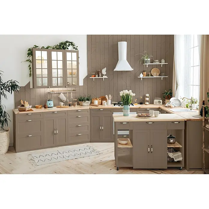 Caleo Color Buntlack Steineiche - Steineiche, Seidenmatt, 0,15 l, Wasserbasiert - Braune Küchenschränke mit hellen Holz-Arbeitsplatten in einer gemütlichen, dekorierten Küche.