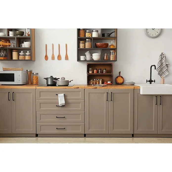 Caleo Color Buntlack Steineiche - Steineiche, Seidenmatt, 0,15 l, Wasserbasiert - Moderne Küche mit taubenfarbenen Unterschränken, warmen Holztheken und integrierten Koch- und Spülbereichen.