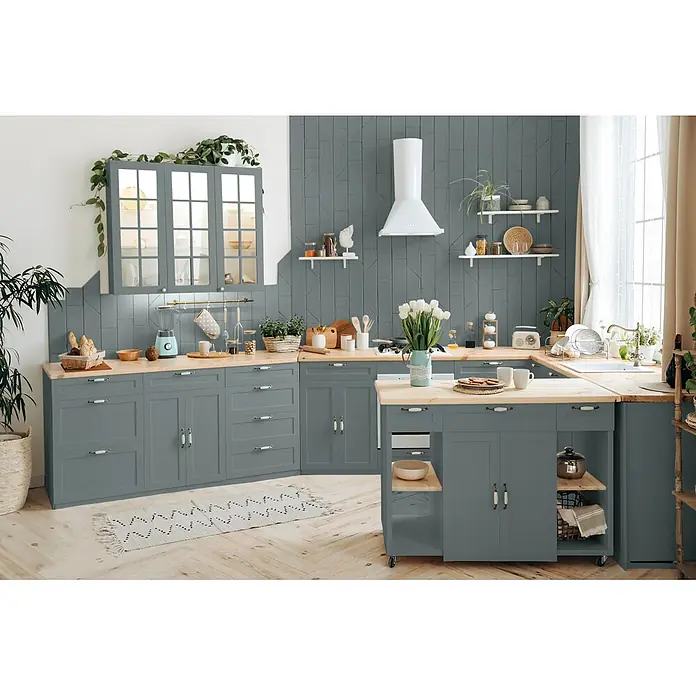 Caleo Color Buntlack Eukalyptus - Eukalyptus, Seidenmatt, 0,68 l, Wasserbasiert - Moderne Küche mit grauen Schränken, hellen Holztheken und verschiedenen Geräten.