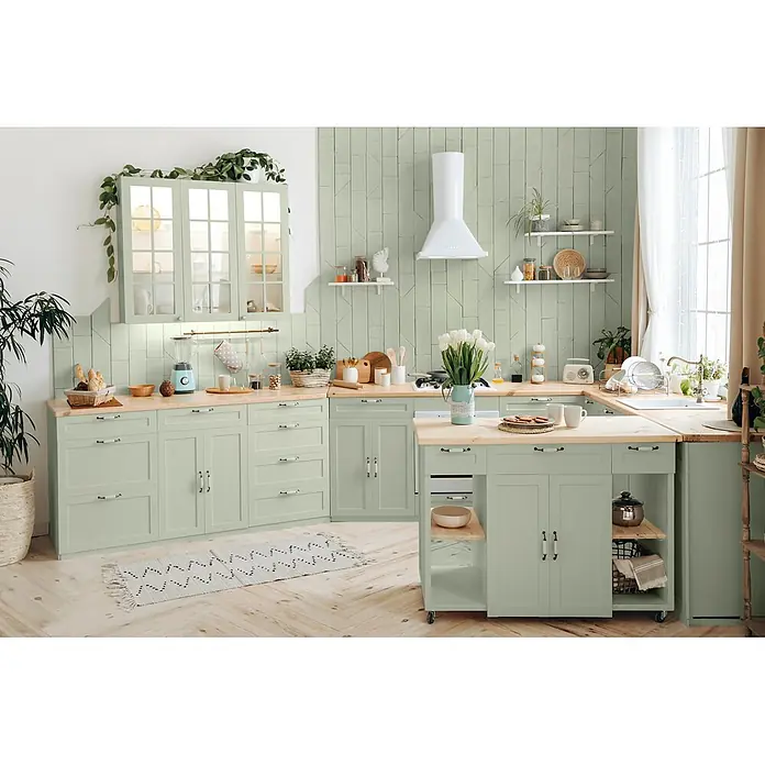 Caleo Color Buntlack Jade - Jade, Seidenmatt, 0,68 l, Wasserbasiert - Moderne hellgrüne Küche mit Holztheken, einer Insel und Geräten, dekoriert mit Pflanzen.