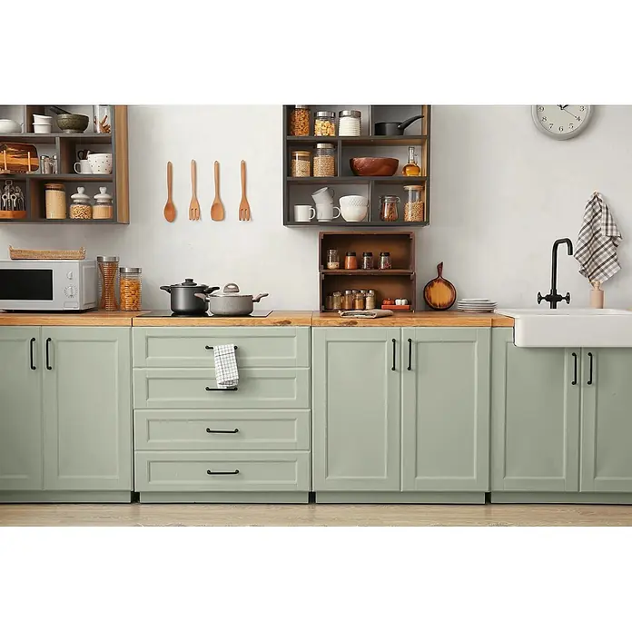 Caleo Color Buntlack Jade - Jade, Seidenmatt, 0,68 l, Wasserbasiert - Eine gemütliche Küche mit hellgrünen Schränken, Arbeitsplatten aus Holz und offenen Regalen voller Küchenutensilien.