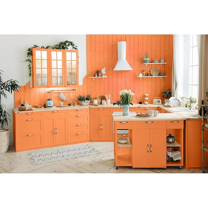 Caleo Color Buntlack Wüstenfuchs - Wüstenfuchs, Seidenmatt, 0,68 l, Wasserbasiert - Moderne orangefarbene Küchenschränke mit hellen Holztheken, U-förmig angeordnet mit einer Kücheninsel in einer hellen, pflanzenreichen Küche.