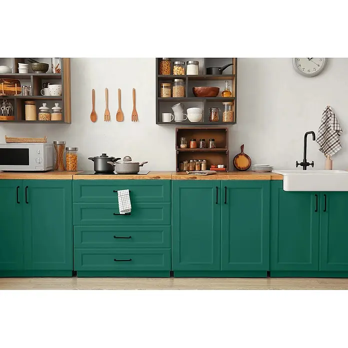 Caleo Color Buntlack Palmenblatt - Palmenblatt, Seidenmatt, 0,15 l, Wasserbasiert - Moderne Küche mit tiefgrünen Schränken, hellen Holztheken und diversen Küchengeräten und Utensilien.