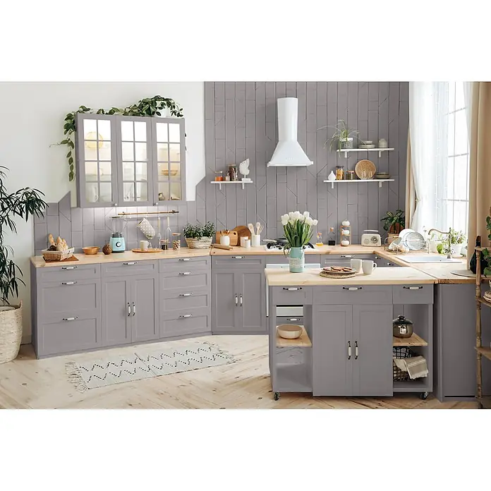 Caleo Color Buntlack Graureiher - Graureiher, Seidenmatt, 0,68 l, Wasserbasiert - Eine moderne U-förmige Küche mit grauen Schränken, hellen Holz-Arbeitsplatten und einer passenden mobilen Insel.