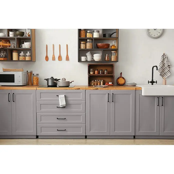 Caleo Color Buntlack Graureiher - Graureiher, Seidenmatt, 0,68 l, Wasserbasiert - Moderne Küche mit grauen Schränken und Holz-Arbeitsplatten, ausgestattet mit Kochutensilien und Geräten.