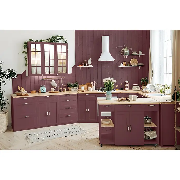 Caleo Color Buntlack Kaminabend - Kaminabend, Seidenmatt, 0,68 l, Wasserbasiert - Eine moderne Küche mit pflaumenfarbenen Schränken, hellen Holztheken und einem gemusterten pflaumenfarbenen Fliesenspiegel.