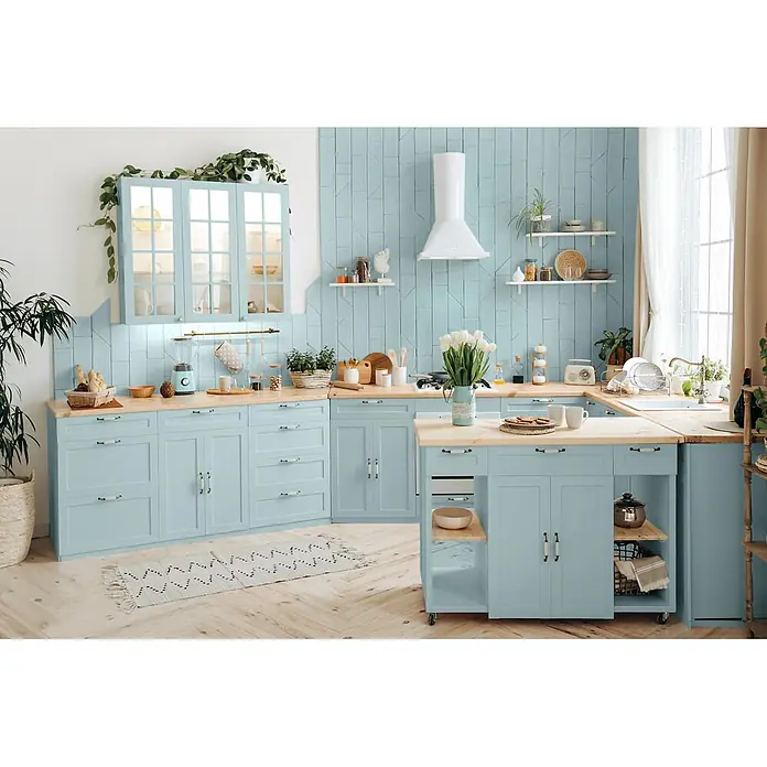 Caleo Color Buntlack Eisenherz - Eisenherz, Seidenmatt, 0,68 l, Wasserbasiert - Helle blaue Küche mit Holzarbeitsplatten, gemusterter Rückwand und verschiedenen Küchenaccessoires, die einen hellen und luftigen Raum schaffen.