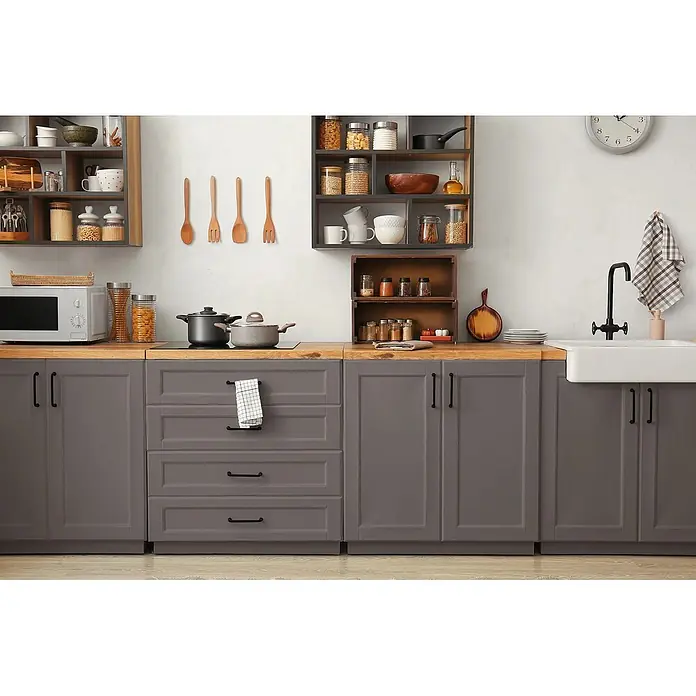 Caleo Color Buntlack Hochmoor - Hochmoor, Seidenmatt, 0,68 l, Wasserbasiert - Dunkelgraue Küchenschränke mit schwarzen Griffen und Holz-Arbeitsplatten für eine moderne, funktionale Küche.