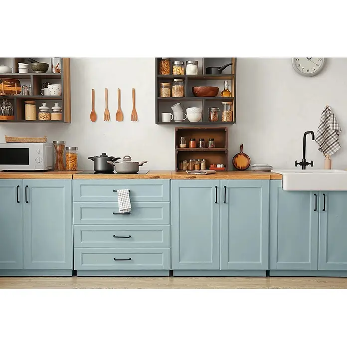 Caleo Color Buntlack Eisenherz - Eisenherz, Seidenmatt, 0,68 l, Wasserbasiert - Eine moderne Küche mit hellblauen Schränken und einer Holzarbeitsplatte, mit verschiedenen Küchenutensilien und Geräten.