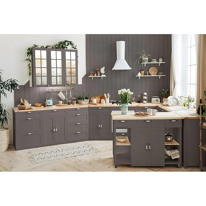 Caleo Color Buntlack Hochmoor - Hochmoor, Seidenmatt, 0,68 l, Wasserbasiert - Moderne U-förmige Küche mit dunkelgrauen Schränken und hellen Holz-Arbeitsplatten, inklusive Kücheninsel und diversen Utensilien.