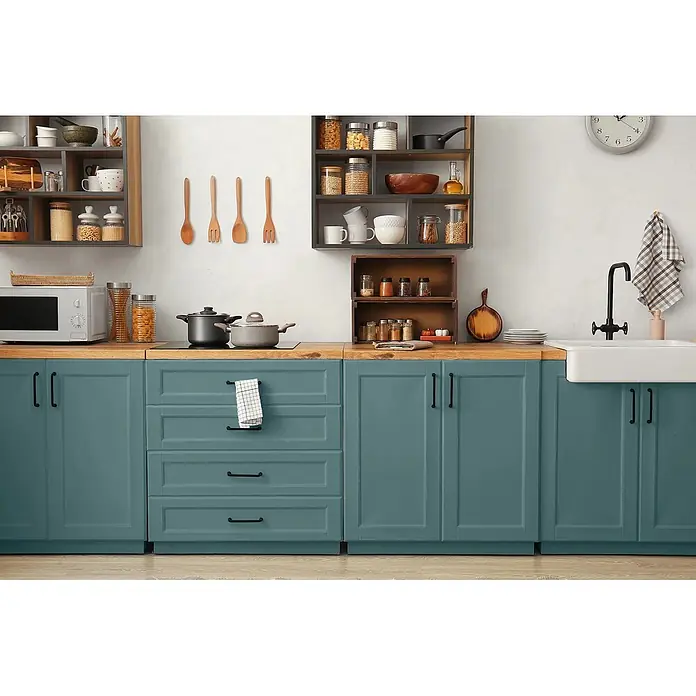 Caleo Color Buntlack Bergsee - Bergsee, Seidenmatt, 0,15 l, Wasserbasiert - Moderne Küche mit dunkel-türkisen Unterschränken und hellen Holz-Arbeitsplatten, mit integrierten Geräten und Regalen.