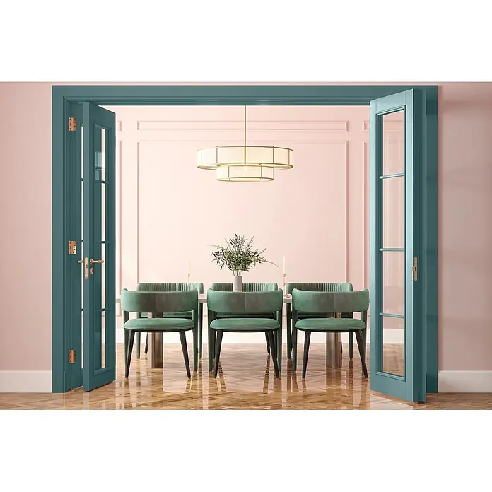 Caleo Color Buntlack Bergsee - Bergsee, Seidenmatt, 0,15 l, Wasserbasiert - Modernes Esszimmer mit eleganten teal-farbenen Flügeltüren, rosafarbenen Wänden und grünen Samtstühlen unter einem Goldleuchter.