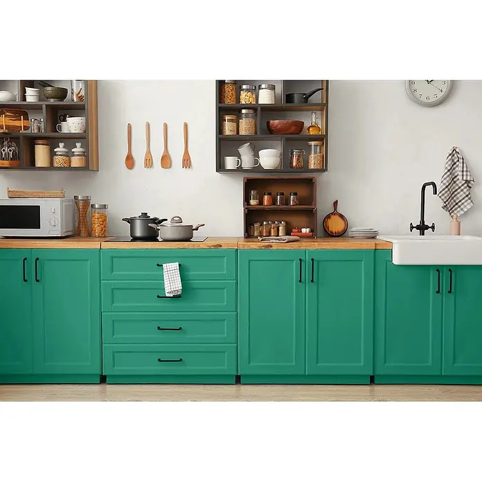 Caleo Color Buntlack Smaragd - Smaragd, Seidenmatt, 0,15 l, Wasserbasiert - Moderne Küche mit grünen Unterschränken, hellen Holz-Arbeitsplatten und offenen Regalen.