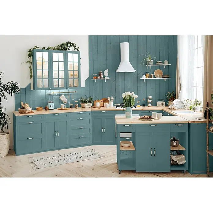 Caleo Color Buntlack Bergsee - Bergsee, Seidenmatt, 0,15 l, Wasserbasiert - Moderne Küche mit tealfarbenen Schränken, hellen Holztheken und weißen Geräten, inklusive einer Kücheninsel und Utensilien.