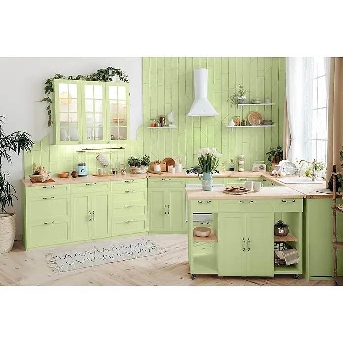 Caleo Color Buntlack Zauberwald - Zauberwald, Seidenmatt, 0,15 l, Wasserbasiert - Moderne U-förmige Küche mit hellgrünen Schränken und Holz-Arbeitsplatten, inklusive Kücheninsel.
