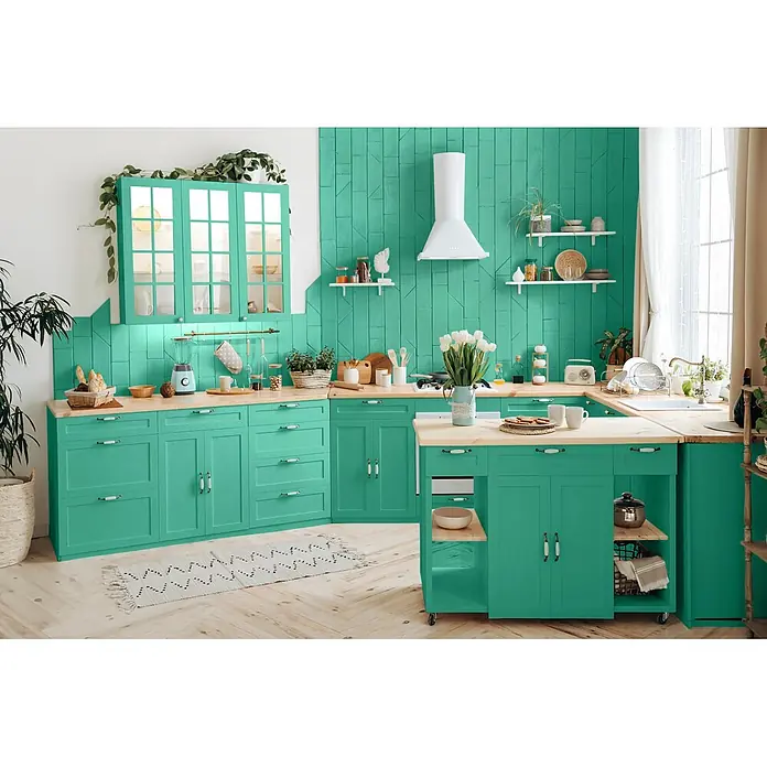 Caleo Color Buntlack Smaragd - Smaragd, Seidenmatt, 0,15 l, Wasserbasiert - Eine helle, moderne Küche mit leuchtend türkisfarbenen Schränken und strukturierten Akzentwänden. Helle Holz-Arbeitsplatten und eine Insel vervollständigen die U-förmige Anordnung.