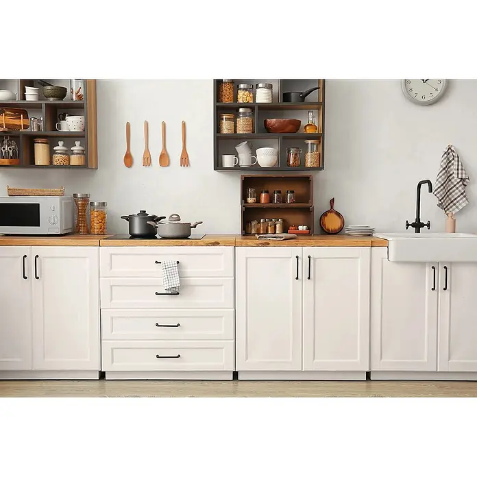 Caleo Color Buntlack Altweiß - Altweiß, Seidenmatt, 0,15 l, Wasserbasiert - Eine moderne Küche mit weißen Schränken, hellen Holz-Arbeitsplatten und offenen Regalen voller Küchenutensilien.
