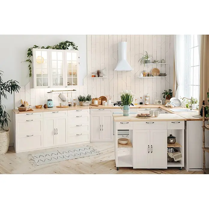 Caleo Color Buntlack Altweiß - Altweiß, Seidenmatt, 0,15 l, Wasserbasiert - Helle, moderne Küche mit weißen Schränken, Holzarbeitsplatten und einer Insel. Mit Geräten, Regalen und Dekoration ausgestattet.