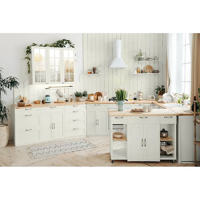 Caleo Color Buntlack Weiß - Weiß, Seidenmatt, 0,15 l, Wasserbasiert - Geräumige weiße Küche mit hellen Holz-Arbeitsplatten, weißen Schränken und einer zentralen Insel, dekoriert mit Pflanzen.
