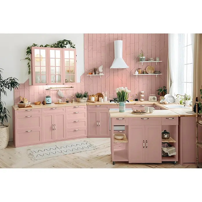 Caleo Color Buntlack Magnolie - Magnolie, Seidenmatt, 0,15 l, Wasserbasiert - Moderne Küche mit rosafarbenen Schränken und hellen Holz-Arbeitsplatten, inklusive einer Insel, für einen hellen und funktionalen Raum.