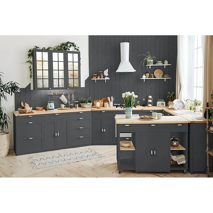 Caleo Color Buntlack Vulkanstein - Vulkanstein, Seidenmatt, 0,68 l, Wasserbasiert - Eine moderne Küche mit dunkelgrauen Schränken und hellen Holz-Arbeitsplatten, L-förmig angeordnet mit einer Kücheninsel.