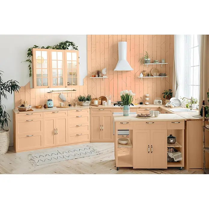 Caleo Color Buntlack Pfifferling - Pfifferling, Seidenmatt, 0,15 l, Wasserbasiert - Eine helle Küche mit pfirsichfarbenen Holzschränken und passendem Fliesenspiegel, ergänzt durch helle Holz-Arbeitsplatten.