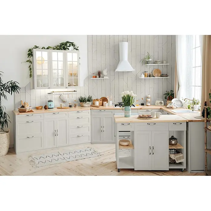 Caleo Color Buntlack Raureif - Raureif, Seidenmatt, 0,15 l, Wasserbasiert - Eine helle, moderne Küche mit weißen Schränken, hellen Holzarbeitsplatten und weißer Fliesenrückwand. Verschiedene Küchenartikel und Pflanzen sind arrangiert.