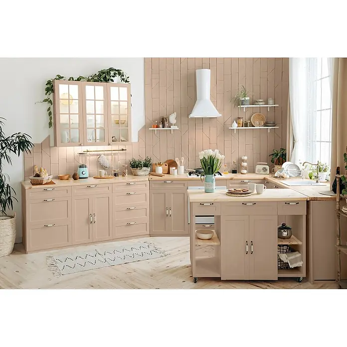 Caleo Color Buntlack Samtpfote - Samtpfote, Seidenmatt, 0,15 l, Wasserbasiert - Eine geräumige Küche in Hellrosa und Holz mit Kochinsel, Vitrinen und offenen Regalen, die einen hellen, organisierten Kochbereich schafft.