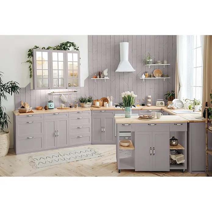 Caleo Color Buntlack Achat - Achat, Seidenmatt, 0,15 l, Wasserbasiert - Geräumige U-förmige Küche mit lila-grauen Schränken, hellen Holztheken und einer beweglichen Insel, dekoriert mit Küchenutensilien und Pflanzen.