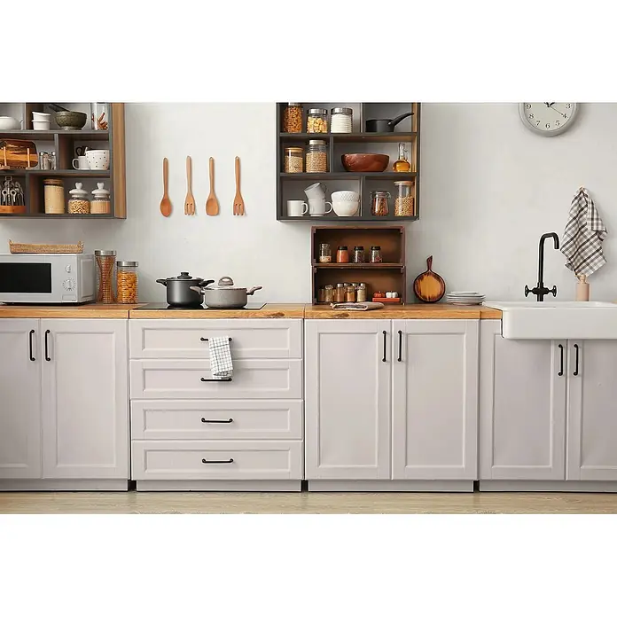 Caleo Color Buntlack Mondstein - Mondstein, Seidenmatt, 0,15 l, Wasserbasiert - Moderne Küche mit weißen Schränken, Holzarbeitsplatten, offenen Regalen und verschiedenen Kochutensilien.