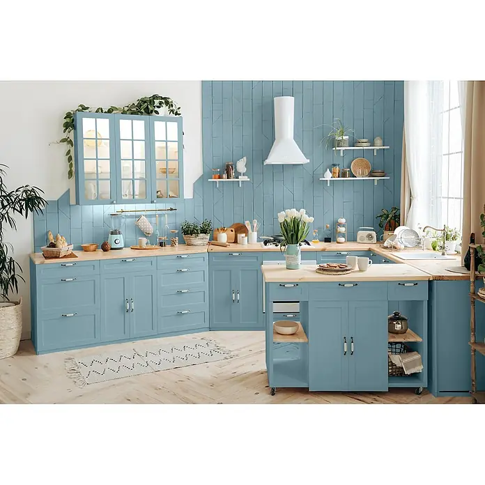 Caleo Color Buntlack Lagune - Lagune, Seidenmatt, 0,68 l, Wasserbasiert - Helle blaue Küche mit Holz-Arbeitsplatten und einer Mittelinsel, ausgestattet mit Schränken, Spüle und Herd.