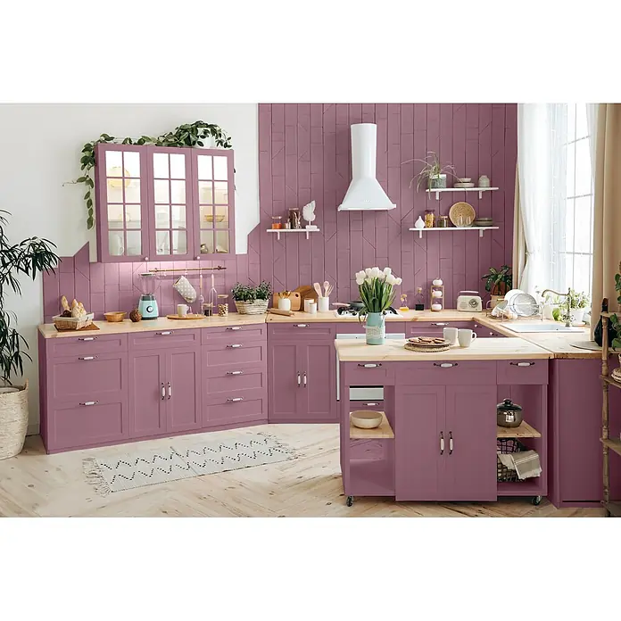 Caleo Color Buntlack Königsflieder - Königsflieder, Seidenmatt, 0,68 l, Wasserbasiert - Moderne Küche mit lila Schränken, hellen Holztheken und einer Insel, dekoriert mit Pflanzen und Küchenutensilien.