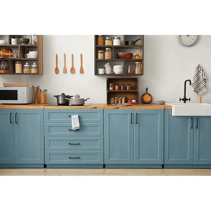 Caleo Color Buntlack Lagune - Lagune, Seidenmatt, 0,68 l, Wasserbasiert - Moderne Küche mit blau-grauen Schränken, Holz-Arbeitsplatten und Kochbereich.