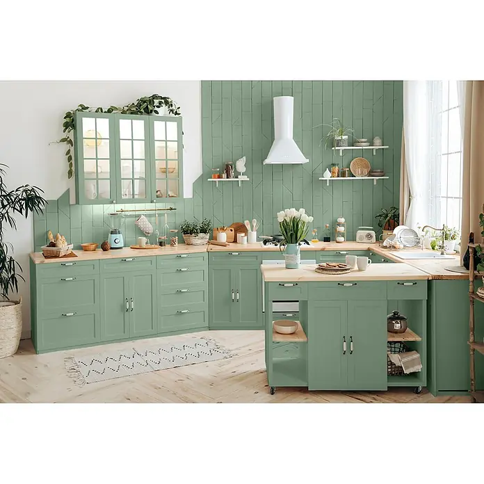 Caleo Color Buntlack Agave - Agave, Seidenmatt, 0,15 l, Wasserbasiert - Eine moderne Küche mit grünen Schränken und hellen Holz-Arbeitsplatten, inklusive einer mobilen Kücheninsel und Zubehör.