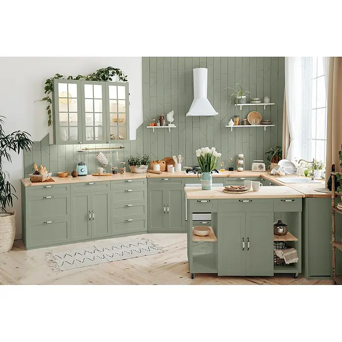 Caleo Color Buntlack Schilf - Schilf, Seidenmatt, 0,15 l, Wasserbasiert - Moderne Küche mit grünen Schränken, Insel und Holzarbeitsplatten.