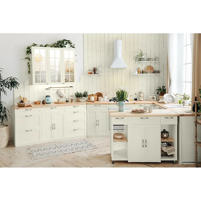 Caleo Color Buntlack Naturweiß - Naturweiß, Seidenmatt, 0,15 l, Wasserbasiert - Eine helle Küche im Landhausstil mit cremefarbenen Schränken, hellen Holz-Arbeitsplatten, einer mobilen Insel und einem geometrisch gefliesten Spritzschutz.