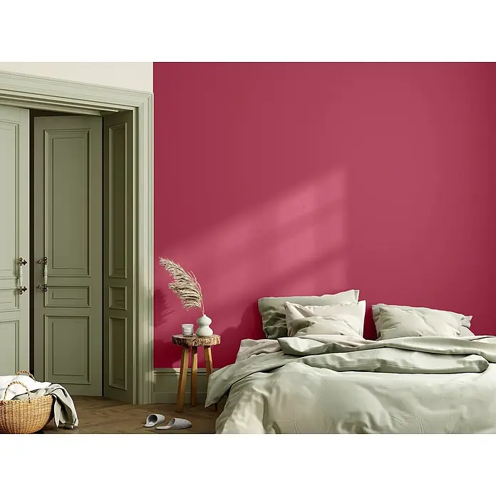 Caleo Color Wandfarbe Lehmfarbe Drachenglut - Drachenglut, Matt, 0,15 l - Schlafzimmer mit leuchtend pinker Wand, salbeigrünen Türen und bequemer hellgrüner Bettwäsche.