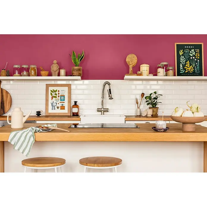 Caleo Color Wandfarbe Lehmfarbe Drachenglut - Drachenglut, Matt, 5 l - Moderne Küche mit Holztheke, weißen Fliesen und offenen Regalen.