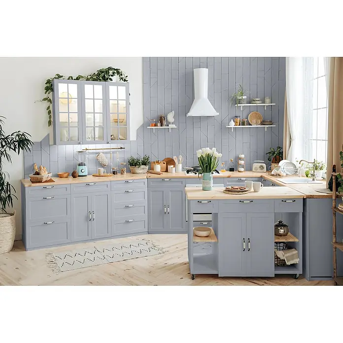 Caleo Color Buntlack Flusskiesel - Flusskiesel, Seidenmatt, 0,68 l, Wasserbasiert - Eine helle, moderne U-förmige Küche mit hellgrauen Schränken, hellen Holzplatten und verschiedenen Küchenutensilien, die einen gemütlichen und funktionalen Raum schafft.