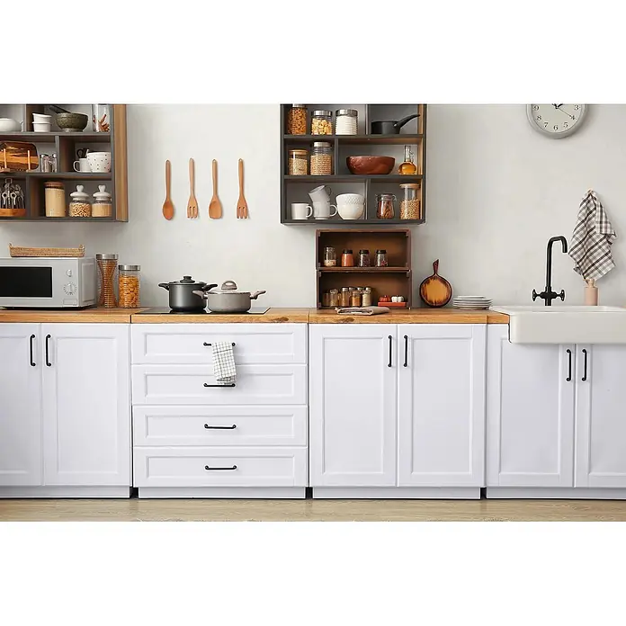 Caleo Color Buntlack Eismöwe - Eismöwe, Seidenmatt, 0,15 l, Wasserbasiert - Eine moderne, helle Küche mit weißen Schränken, Holzplatten und offenen Regalen voller Küchenutensilien.