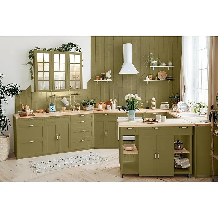 Caleo Color Buntlack Pistazie - Pistazie, Seidenmatt, 0,68 l, Wasserbasiert - Geräumige olivgrüne Küche mit hellen Holzplatten, L-förmigem Grundriss und einer beweglichen Insel, komplett mit Küchenutensilien.