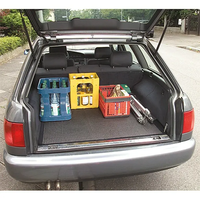 UniTEC Antirutschmatte - 100 x 60 cm - Gepäckraum eines Autos mit blauen, gelben und roten Kisten, die Getränke und Gegenstände enthalten. Kofferraummatte zum Schutz.